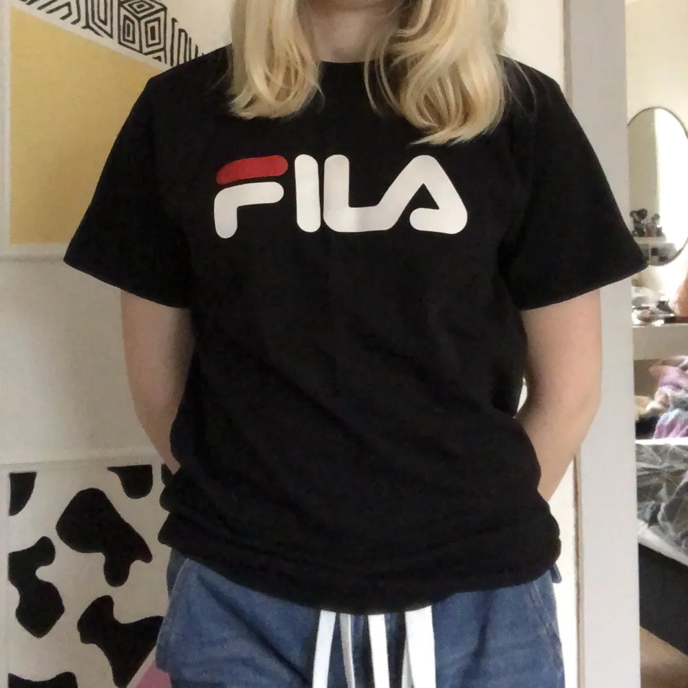 Basic svart Fila T-shirt, säljer eftersom det inte är min stil. Jättebra skick😊. T-shirts.