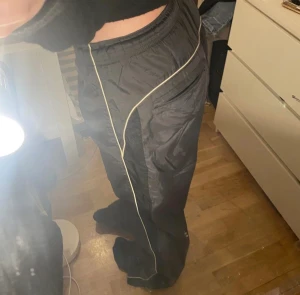 Nike Trackpants - I bra skick, storlek XS-L midjestorleken kan justeras på insidan, innerbenslängden är runt 95cm  Möts upp i sthlm💕