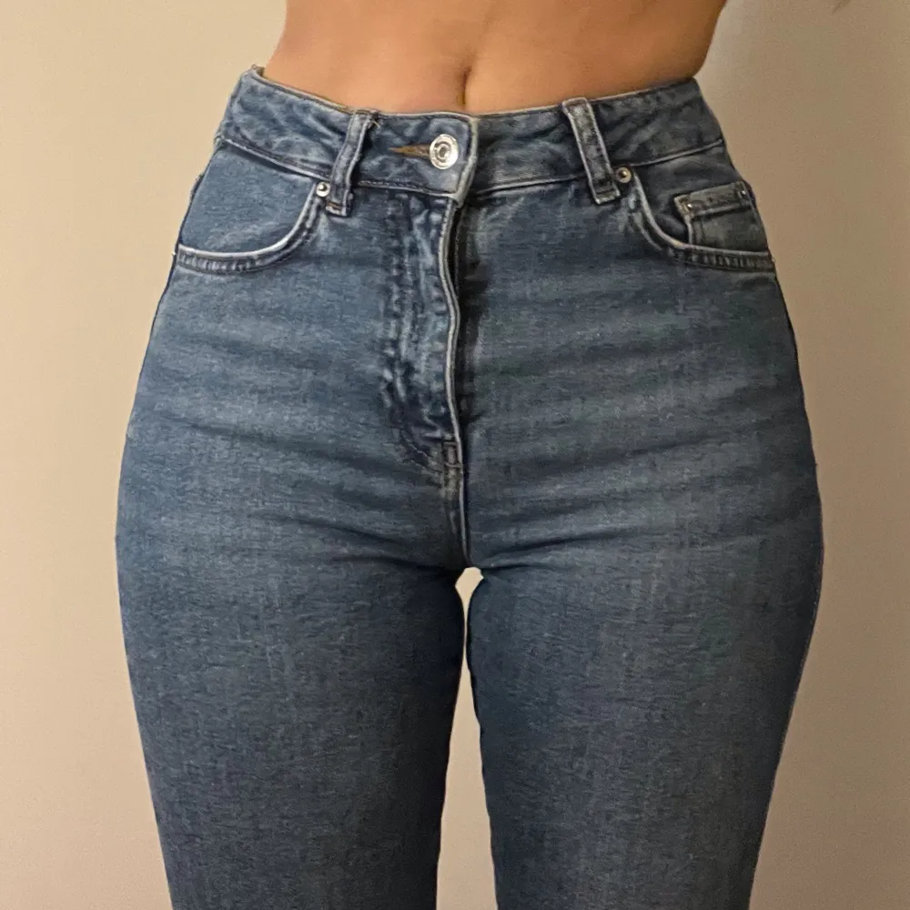 Säljer dessa jeansen eftersom att dom är försmå för mig💓Skriv gärna om ni har några frågor 🧚🏼‍♀️. Jeans & Byxor.