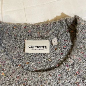 Carhartt tröja - Grå Carhartt tröja. Mysigt, mjukt material och snygg, boxig passform.  Ääääälskar färgerna men den är för stor. Rekommenderar en tjej längre än 165 och annars för alla killar. Möts i Stockholm eller fraktar. Pris kanske kan diskuteras 😊🌺