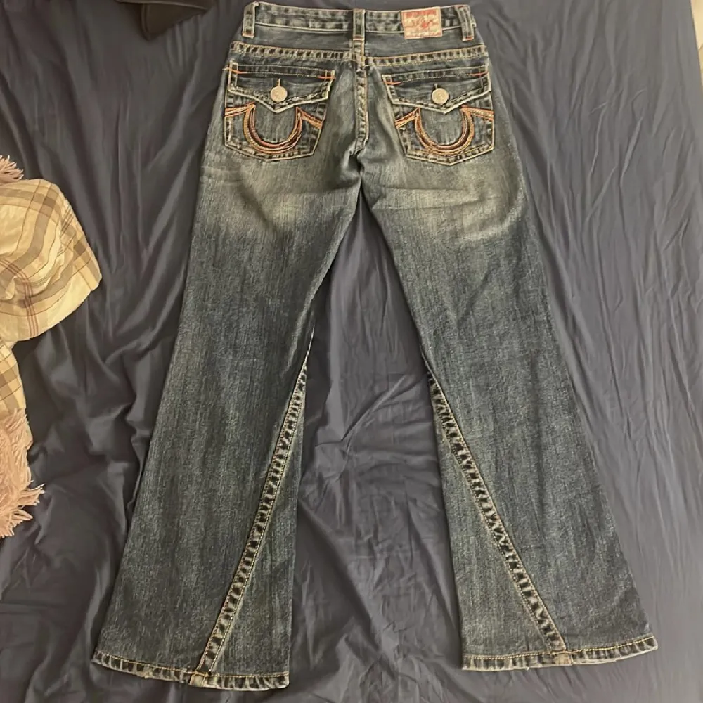 (lånade bilder från förra säljaren) super snygga true religion jeans som inte passade på mig tyvärr. aldrig använda. midjemåttet är 78 cm, kontakta mig för fler bilder 🙏. Jeans & Byxor.