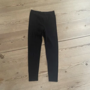 Svarta tigits  - Ett par andvända tights för 9-10 år. Har haft det länge och det är nu för små. Har inga hål eller sånt. Skriv om ni undrar något. ❤️