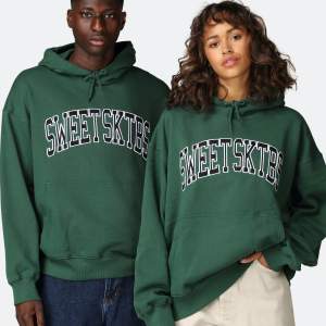 Cool hoodie i grön! köpt för något år sedan men bara använd ett fåtal gånger. köpt för 600kr. storlek XS men är lite oversized