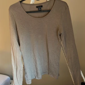 Långärmad tröja  - Säljer denna intimissimi liknade tröja i storlek L men skulle säga att den passa S/M mera❤️‍🔥säljer för 150 kr plus 66 kr frakt 