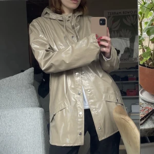Rains regnjacka - Condition as new! Cute beige raincoat that has a bit of a rainbow glow in daylight ⭐️ 