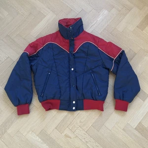retro jacka - En vintage/retro täckjacka. Köpt secondhand för några år sedan men kom aldrig till användning. Helt okej skick. Står för damer men tycker själv att den är unisex. Pris kan diskuteras! x