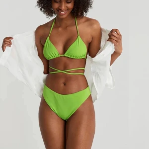 Grön bikini - Valerie bikini från Gina Tricot i en super snygg grön färg. Banden på överdelen är extra långa så man kan göra lite olika med dom. Underdelen sitter bättre än hur det visas på modellen haha och är cheeky