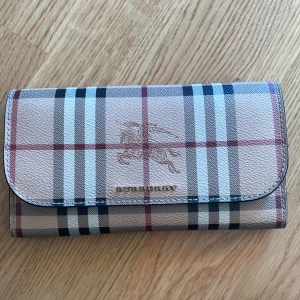 Plånbok burberry - Plånbok från burberry, tyvärr har jag endast kvar plånboken. Den är äkta och inköpt på Jackie men en present & pga flytt så har inte något mer följt med/försvunnit. (Därav priset) 