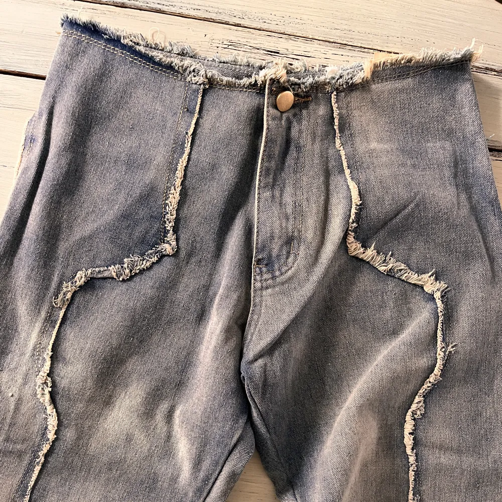 Jätte snygga byxor från Emmiol som är inspererade av ett par Jaded London byxor! Älskar stilen och materialet är som vanliga jeans.  Det står att det är storlek M men de är gjorda i Kina så de skulle passa någon som har storlekarna XS-S.. Jeans & Byxor.