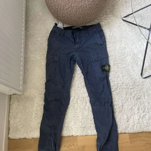 Stone Island Byxor - Stone Island Cargo Byxor i storlek 30. Spruckna mellan bena men snyggt fixade av en skräddare så inget man tänker på vid användning. Nypris ca 2500kr. Pris kan diskuteras vid snabb affär!