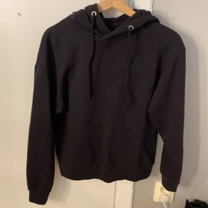 Hoddie - Vanlig svart hoddie i fint skick 