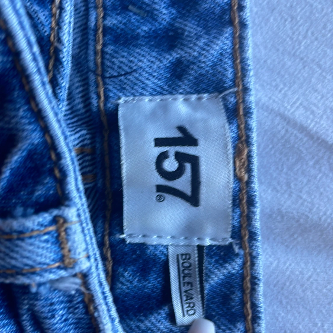 Blå jeans med hål - 90