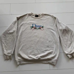 Dime Classic Grass crewneck - Dime Crewneck i cream färg. Bra skick förutom en färg skiftning i kragen som knappt syns. Storleken är L. Köparen står för frakt