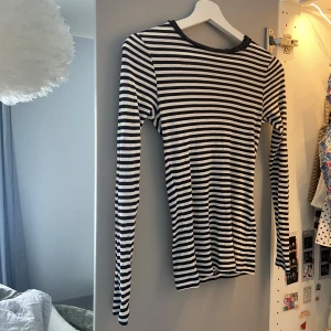 Randig tröja - Säljer denna tröja då jag har en liknande. Från Vero Moda st XS☀️