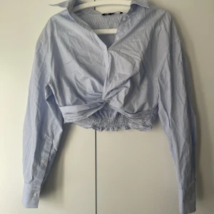Somrig skjortblus  - Somrig skjortblus från Zara. Resår i ryggen och slutar ovanför magen. Storlek S 