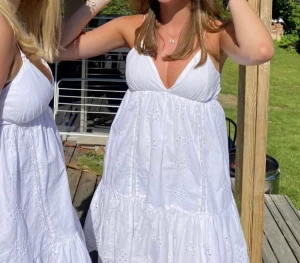 Vit zaraklänning - Säljer denna sjukt söta sommarklänning! Lånade bilder skriv privat för egna! Tryck gärna på ”köp nu”