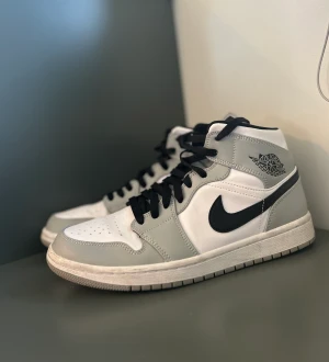 Jordan Air Mid grey  - Knappt använda Jordans! Storlek 41 men lite små i storlek. Köp direkt för 1500kr annars budgivning! Går dock att förhandla priset! Frakt ingår! 