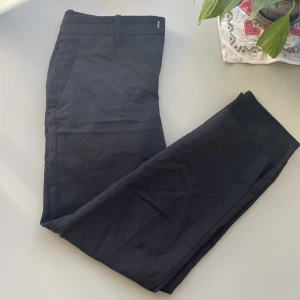 Kostymbyxor med slits  - Kostymbyxor med slits i benen från zara. Sitter bra i rumpan, låg midja 