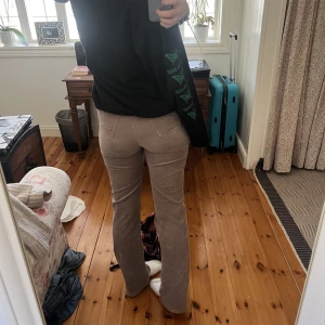 Armani bootcut - Snyggaste bootcut jeansen i samet från aramani, som nu tyvärr blivit väldigt försmå, köpta för 600kr. Brukar ha storlek 40-38, så dessa passar på 38-34 beroende på hur man vill ha dom. Köparen står för frakten 