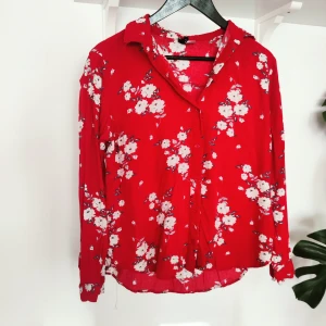 Blommig skjorta - Blommig viskosskjorta från HM. Lite mindre i storlek.