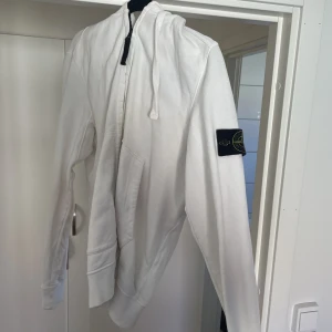 Stone island zip hoodie - Den är tvättad en gång men i fint skick. Tror nypris var runt 3200kr och den sitter ganska tajt på mig(192) 
