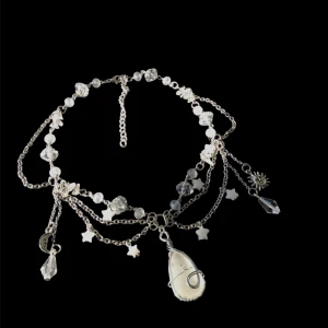 Handgjort halsband  - Ett super fint handgjort halsband med ett handgjort hänge gjort av sjöglas. Halsbandet är justerbart och det är fri frakt:)