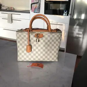 Helt oanvänd Louis Vuitton väska, har prislappen kvar som syns på bilden. Den har aldrig kommit till användning 
