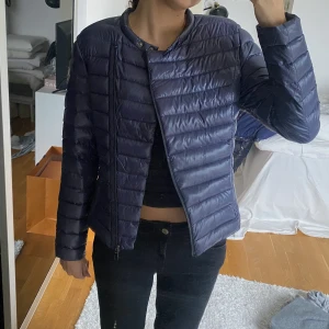 No.1 jacka  - Säljer min marinblåa jacka från märket No.1 jackan är knappt använd alltså i mycket bra skick💕 jackan har fickor med dragkedjor💕jag är 174💕 nypris på dessa jackor ligger mellan 2000-3000kr💕