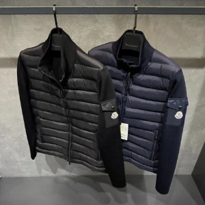 Monclear cardigan - Säljer nu dessa två monclear jackor. I färgen svart. Den blåa i storleken M och den svarta i storleken S. Säljer dessa två då dom är för stora för mig:( säljer billigt då jag inte har kvittot kvar eftersom dum som jag är slänger jag det. Helt nya! 