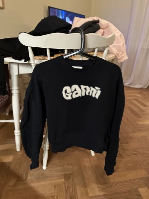 Ganni  - Säljer min Ganni sweatshirt. Använd 3 gånger, köptes sommaren 2022 för 1300kr   Supersöt att ha på sommaren eller vintern.   Storlek L men den är liten i storleken.