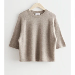 Other Stories tröja - Säljer nu denna super fina och populära tröja från other stories i färgen grå! Den är nästan slutsåld på hemsidan ❤️