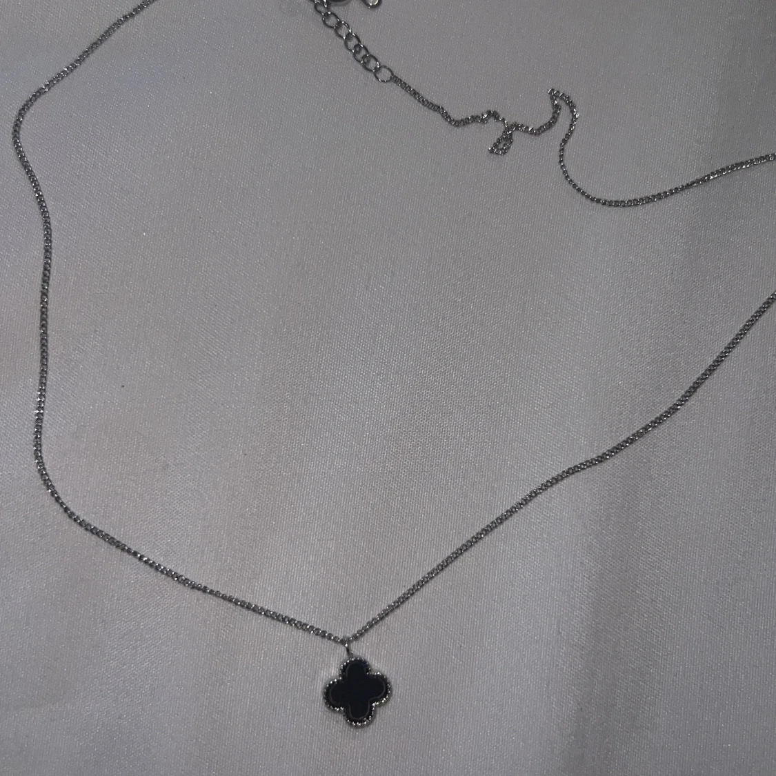 Svart fyrklöver och silver halsband
