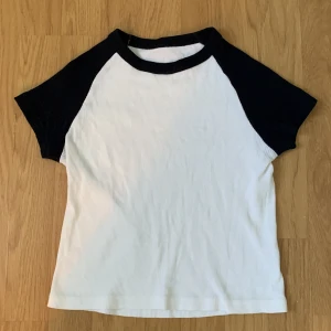 Topp Brandy Melville  - Söt topp/tshirt från Brandy Melville! Köparen står för frakt 