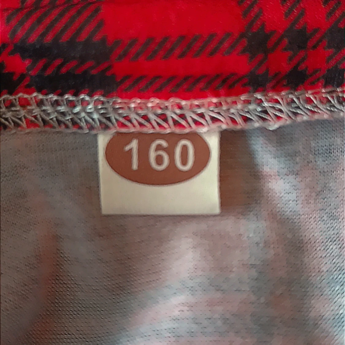 Två klänningar till sommaren som är vit blå och en som är svart röd en kostar 50kr styck och båda blir 100kr till sammans och dom är 160 sise  - 91