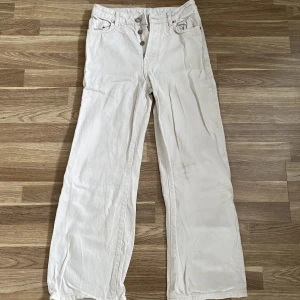 Bikbok Jeans - Jättesnygga o sköna jeans från Bikbok, köpta för typ ett år sen men har tyvärr blivit för korta💓 Bara att skriva för fler bilder 