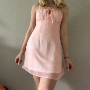 Rosa klänning - Ganska kort rosa klänning, perfekt till midsommar! Säljer eftersom jag inte trivs i så korta klänningar😚