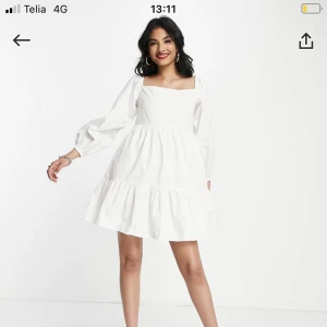 Vit klänning - Vit korklänning från Asos. Storlek:Small Oanvändklänning med prislapp på. Ursprungligt pris 789kr.