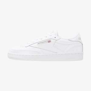 Reebok club c 85 i white/light grey i strl 37,5. Köpta på Zalando. Säljes pga. fel storlek. Är i fint skick. Nypris 799 kr.