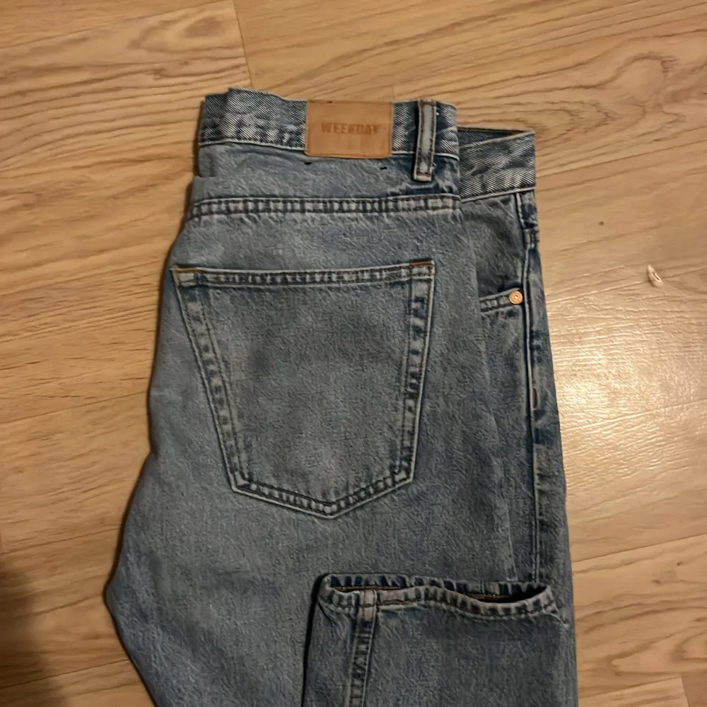 Säljer ett par weekday byxor i storlek W 31 / L 30 dom passar med allt sitter fint till våren . Jeans & Byxor.
