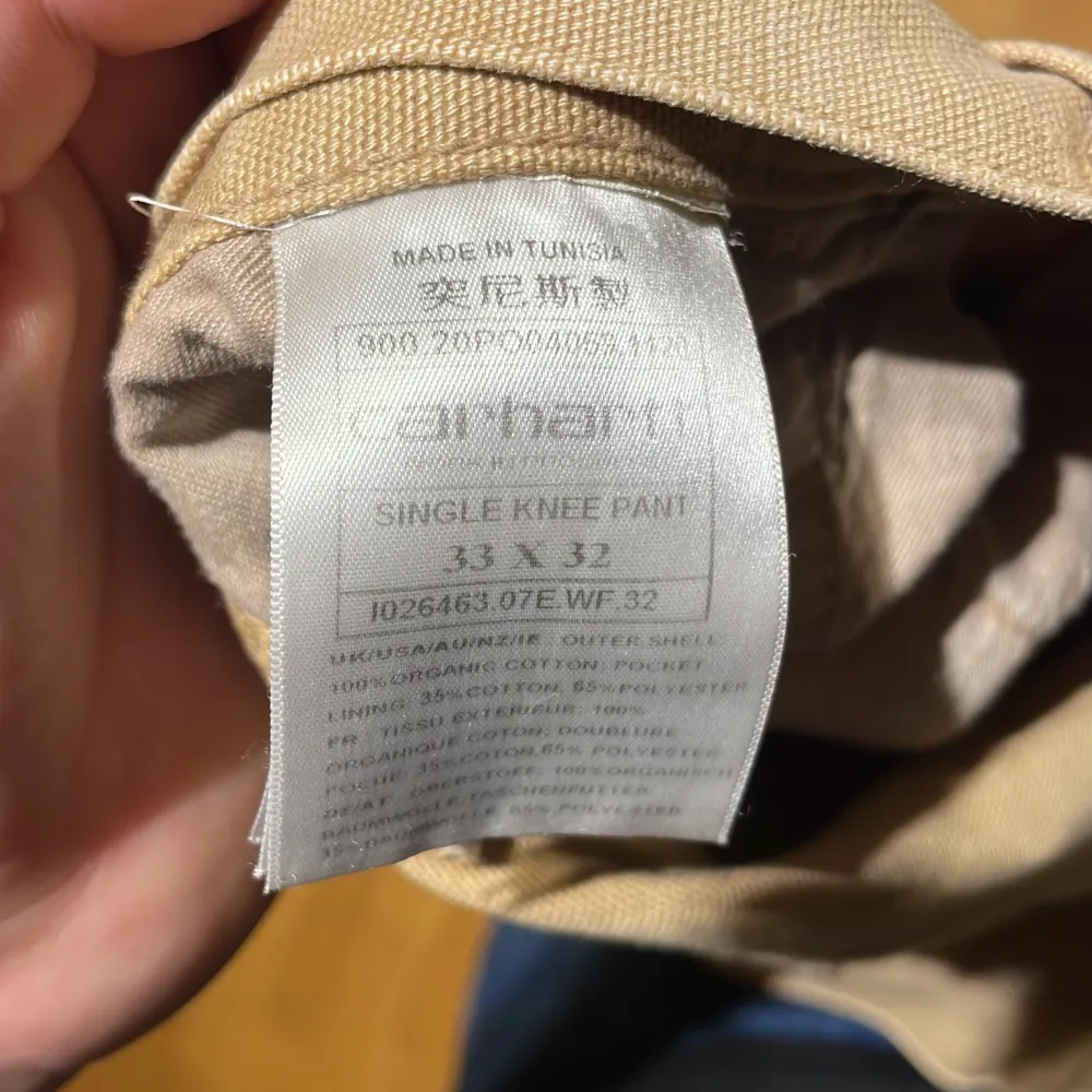 Säljer mina carhartt som köptes för 1299kr då de blivit för korta för mig.  De är i jättebra skick endast använda ca 10-15 ggr! . Jeans & Byxor.