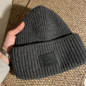 Acne studios mössa - Sparsamt använd. Som ny