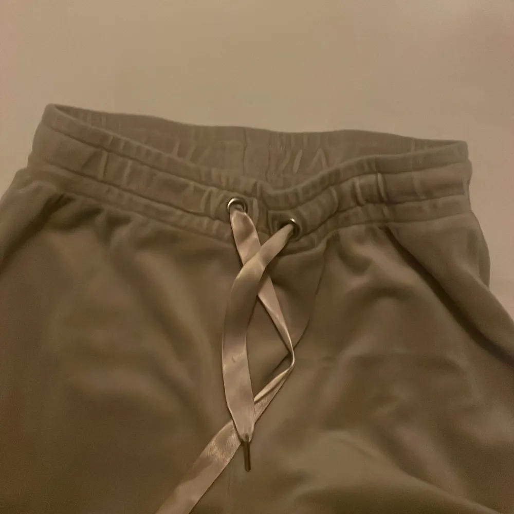 jätte sköna mjukis byxor från Gina! finns inte beige längre tror jag så om man vill ha beige så finns d här i storlek xs! Pris kan diskuteras!. Jeans & Byxor.