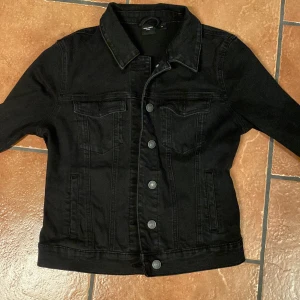 Svarta Jeans jacka  - Jeans jacka från vero moda, perfekt till våren