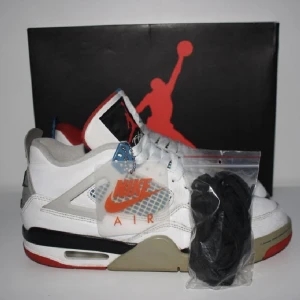 Jordan 4 what the  - Säljer mina Jordan 4 stl 42 då dom är lite för små. Skick 7/10 Originalbox och extrasnören medföljer.  Säljaren står för frakten inom Sverige. Skriv och fråga om ni undrar något. 