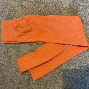 Träningsbyxor - Fina träningsbyxor i storlek XS. De har scrunch baktill och är i en fin orange färg som tyvärr är svår att visa rättvist på bild. Säljer då de börjar bli för små. 100kr🧡