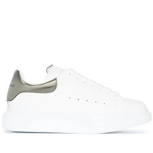 Alexander McQueen Sneakers - Vita Alexander McQueen sneakers med metallic. Väl använda men har definitivt mer att ge! Slutage finns på insidan av hälen i ena skon, samt repor bak på märket. Mycket går bort när man putsar dem! 