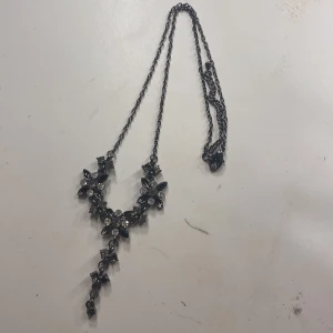 Halsband  - aldrig använt, några diamanter har låsnat men inget som syns 