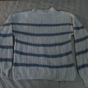 Stickad tröja  - En vit stickad tröja med blå ränder strl S använd en gång 