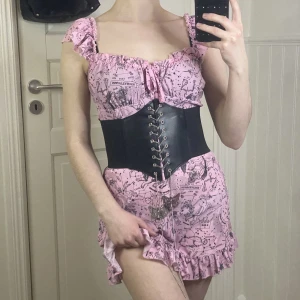 Korsett - Snygga midjekorsetter, har i både svart och vit. 50 kr styck. 💖