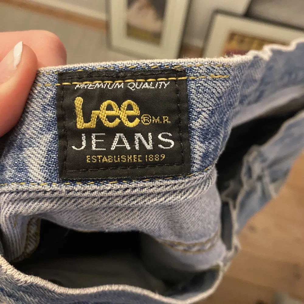 Så så fina Lee jeans i rak modell, inga hål eller fläckar, men köpta i secondhandbutik och där var de omsydda en aning😊 jag är ca 170cm och de är bra i längden! Kan skickas eller hämtas i Göteborg, strl står inte i byxorna men ser ut som s. Jeans & Byxor.